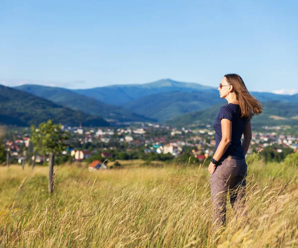 Jovem Desfrutando Bela Vista Para Montanha Noite — Fotografia de Stock