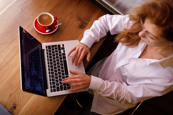 Young Woman Programming Laptop Cafe Beautiful Woman Working Online Top — Zdjęcie stockowe