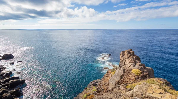 Mavi Gökyüzü Pürüzsüz Yüzeyi Kıyı Bölgesindeki Kayalık Kayalıklar Ile Panoramik — Stok fotoğraf