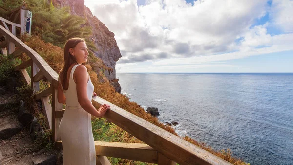 Deniz Kıyısında Turist Yolunda Duran Denize Bakan Genç Bir Kadın — Stok fotoğraf