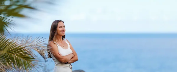 Imagen Pancarta Panorámica Joven Mujer Pie Orilla Del Mar Mirando —  Fotos de Stock