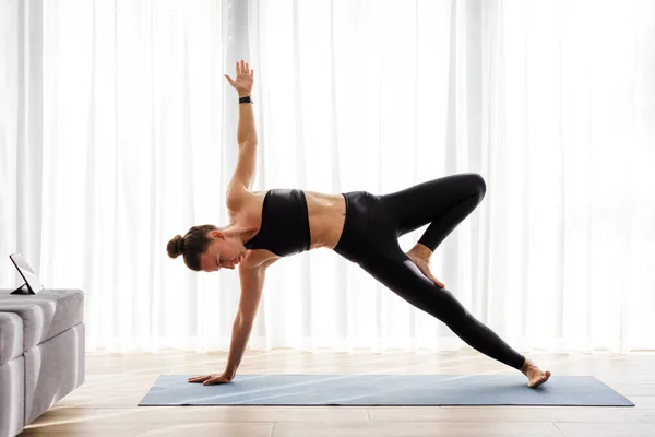 Jonge Fitness Vrouw Doet Side Plank Yoga Pose Vasistasana Tijdens — Stockfoto