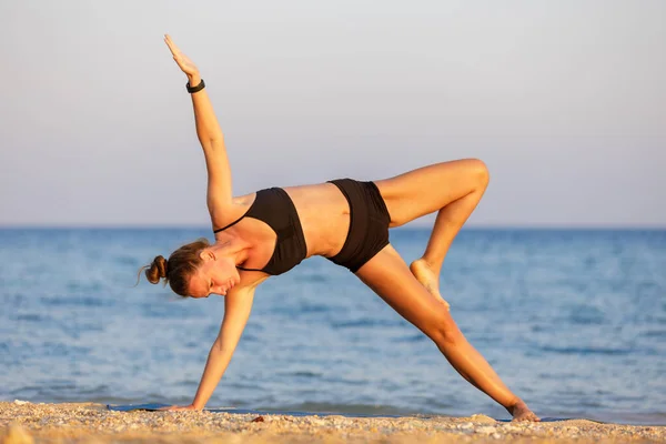 Young Woman Doing Yoga Side Plank Pose Vasistasana Beach Sunset — Stock Photo, Image