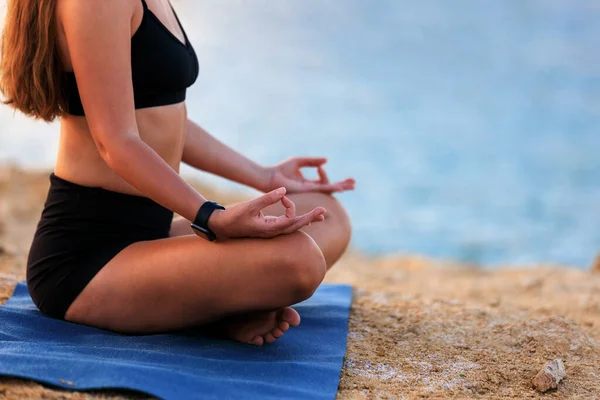 Nahaufnahme Der Hände Einer Yoga Frau Meditation Auf Der Matte — Stockfoto