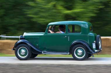 eski araba hız iz üstünde