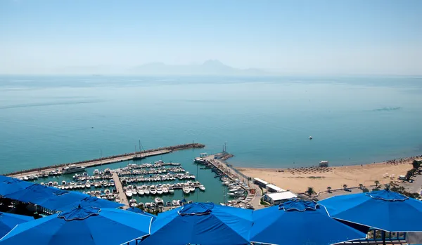 Guarda-chuvas azuis e porto de Sidi Bou disse — Fotografia de Stock