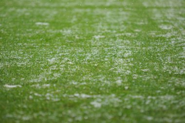 futbol sahası üzerinde kar