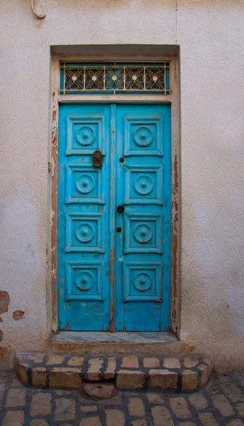 Porte bleue d'entrée traditionnelle en Tunisie — Photo