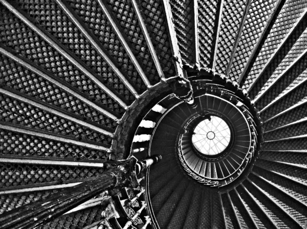 Escadas em espiral, preto e branco — Fotografia de Stock