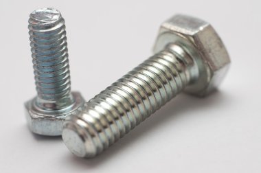 Beyaz arkaplanda metal fındık