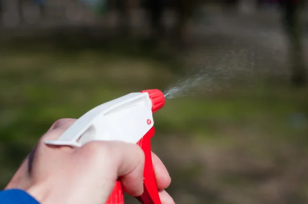 Rociar pulverizador de agua en la mano — Foto de Stock