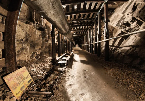 Túnel de mina con camino — Foto de Stock