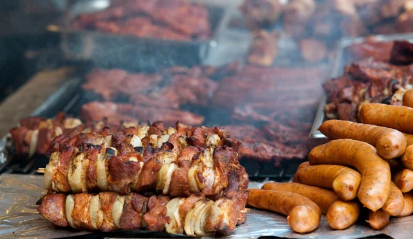 Barbekü akşam yemeği şiş şiş kebap ve diğer et — Stok fotoğraf