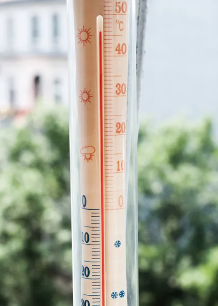 Καλοκαίρι θερμότητας θερμόμετρο στο μπαλκόνι — Φωτογραφία Αρχείου