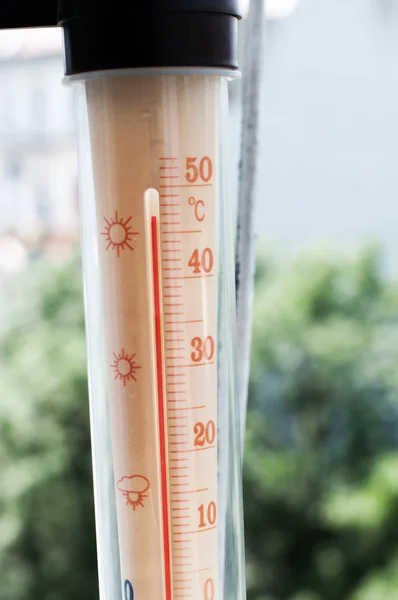 Thermomètre de chaleur d'été sur le balcon — Photo