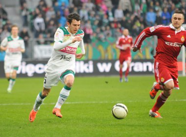 Wroclaw, Polonya - 10 Nisan: maç puchar polski wks slask wroclaw ve wisla krakow. patryk malecki Waldemar sobota 10 Nisan 2013 wroclaw, Polonya peşinde..