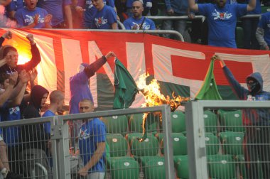 Wroclaw, Polonya - 6 Mayıs: ultra destekçileri yan fişekleri maç sırasında slask wroclaw vs lech poznan üzerinde 06 Mayıs 2013 yılında wroclaw, Polonya.