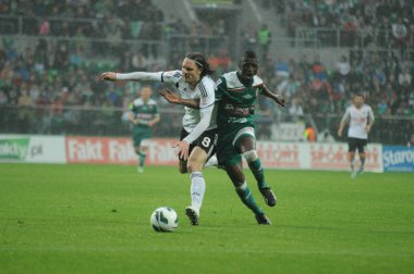 Wroclaw, Lengyelország - május 02: mérkőzés puchar polski között wks slask wroclaw és a legia warszaw, harcolnak a labda fellépés május 02, 2013-ban wroclaw, Lengyelország.