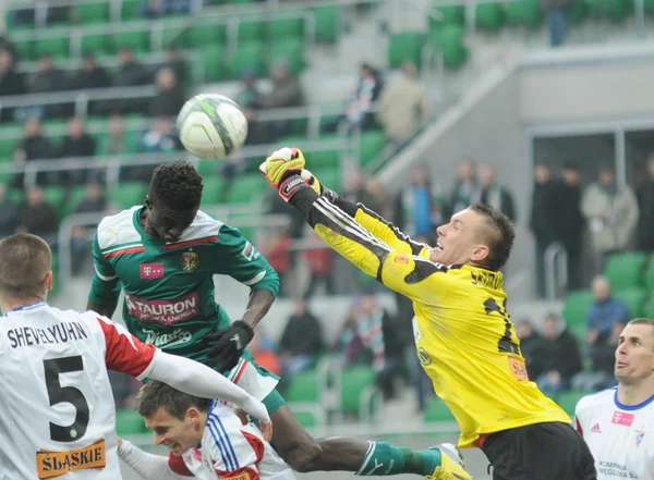 WROCLAW, POLONIA - 06 de abril: Skorupski abraza la pelota, nuevo jugador de AS Rome, Slask Wroclaw vs Gornik Zabrze el 06 de abril de 2013 en Wroclaw, Polonia . —  Fotos de Stock