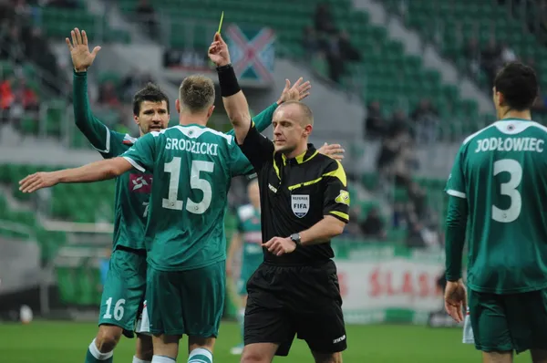 WROCLAW, POLAND - November 25: Referee shows yellow card againts Jagielonia, Slask Wroclaw vs Jagielonia Bialystok on November 25, 2012 in Wroclaw, Poland. — Stock Photo, Image