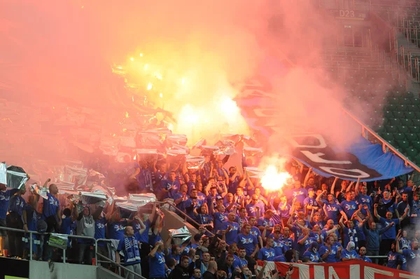 WROCLAW, POLONIA - 06 maggio: ultra sostenitori bruciano razzi durante la partita, Slask Wroclaw vs Lech Poznan il 06 maggio 2013 a Breslavia, Polonia . — Foto Stock