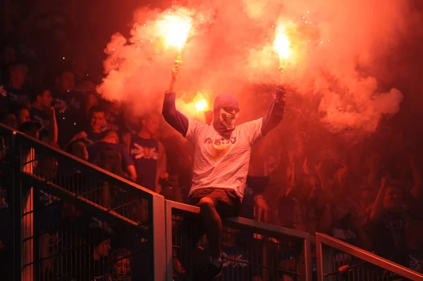 WROCLAW, POLAND - May 06: ultra supporters burn flares during match, Slask Wroclaw vs Lech Poznan on May 06, 2013 in Wroclaw, Poland. — Stock Photo, Image