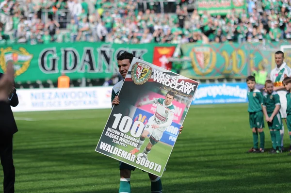 Wroclaw, POLÓNIA - 21 de abril: Match T-Mobile Ekstraklasa entre Wks Slask Wroclaw e Lechia Gdansk, Waldemar Sobota com prêmio em 21 de abril de 2013 em Wroclaw, Polônia . — Fotografia de Stock