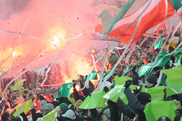 Wroclaw, POLONIA - 07 de diciembre: Match T-Mobile Ekstraklasa entre Wks Slask Wroclaw y Legia Warszaw, Supportes of Slask Wroclaw en acción el 07 de diciembre de 2012 en Wroclaw, Polonia . — Foto de Stock