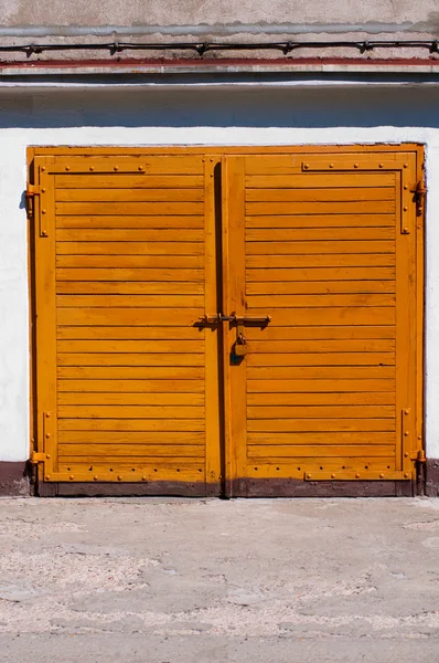 Vecchio garage porta — Foto Stock