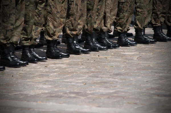 Soldiers in position with empty shell — Stock Photo, Image