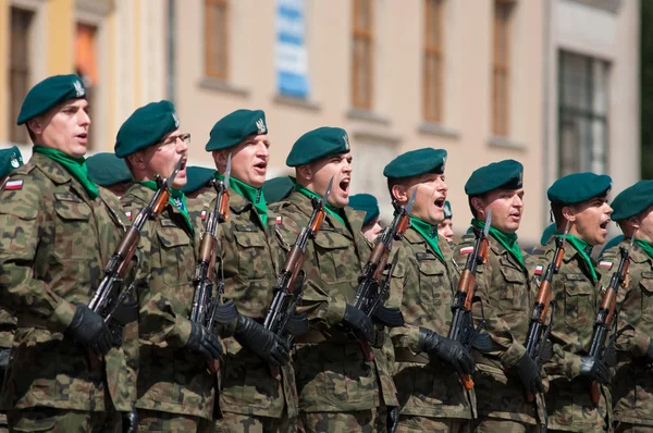 Wroclaw - 15 srpen: voják křik chwala Heroes slávu pro hrdiny (den polské armády) na srpen 2013 15 v wroclaw, Polsko — Stock fotografie