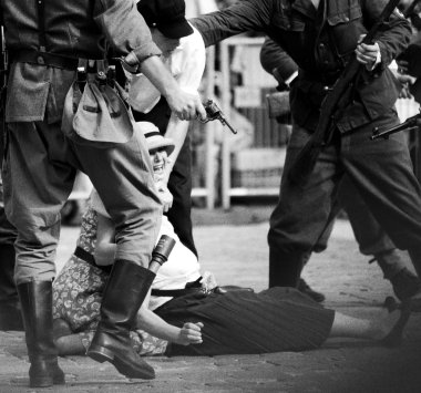 Wroclaw, Polonya - Ağustos 05: wroclaw. genç kadın yeniden Varşova Ayaklanması 1944 geram askerler tarafından yürütülmesi. Ağustos 05, 2012 yılında wroclaw, Polonya