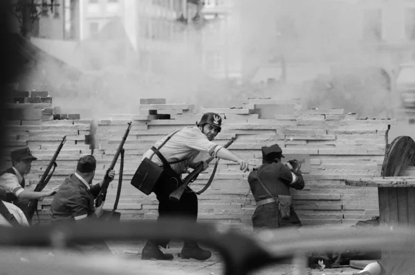 Wroclaw, polen - 05. August: junge polnische Soldaten verteidigen eine Kreuzung. Wiederaufbau des Warschauer Aufstandes 1944. august 05, 2012 in wroclaw, polen — Stockfoto