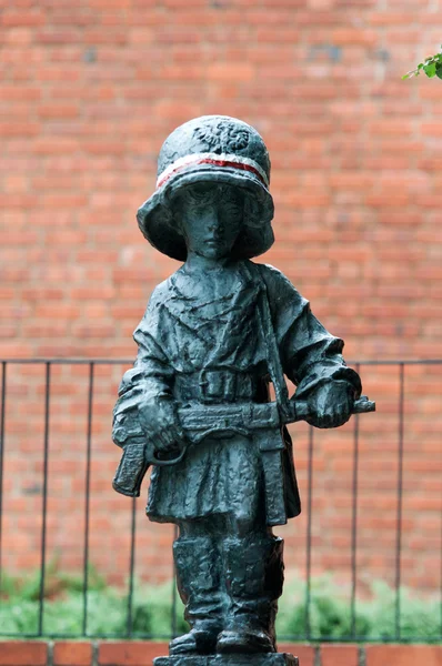 Warschau, Polen - 24. Juli: Denkmal für den kleinen Aufständischen des Warschauer Aufstandes am 24. Juli 2013 in Warschau, Polen. — Stockfoto