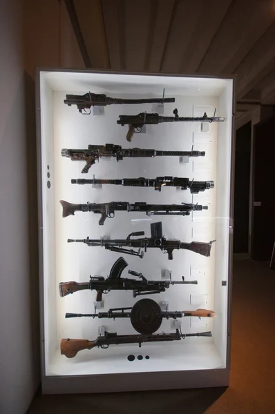 Warszawa, POLONIA - 24 de julio: Colección de armas ww2 del Museo del Levantamiento de Varsovia el 24 de julio de 2013 en Warszawa, Polonia . — Foto de Stock