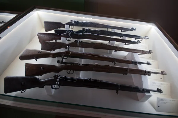 Warszawa, POLOGNE - 24 juillet : Collection de fusils ww2 du Musée de l'Insurrection de Varsovie le 24 juillet 2013 à Warszawa, Pologne . — Photo