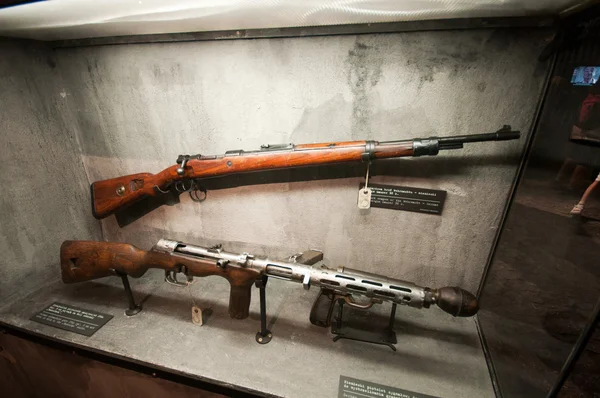 Warszawa, POLOGNE - 24 juillet : Collection de fusils ww2 du Musée de l'Insurrection de Varsovie le 24 juillet 2013 à Warszawa, Pologne . — Photo