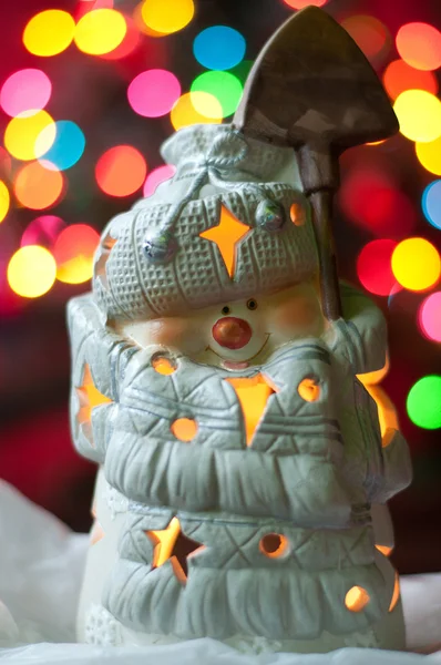 Snoman nas luzes bokeh árvore de Natal — Fotografia de Stock