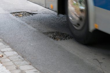 platform üzerinde asfalt delik. arabanın içinde bir hareket