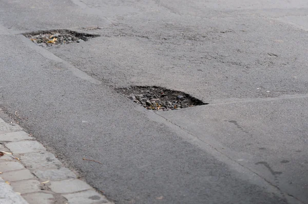 Gevaarlijke kuil op een weg — Stockfoto