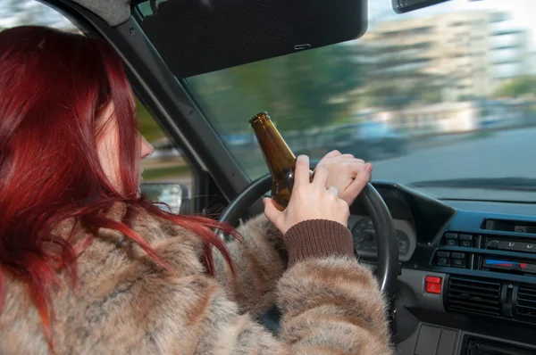 酔って女性の手にビールが付いている車を運転 — ストック写真