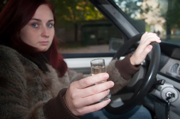 Részeg nő vezetés autó vodkát a kezében — Stock Fotó