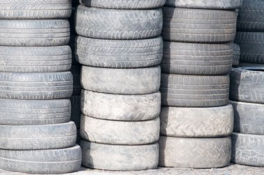 arka plan ile birbirlerine eski lastikler