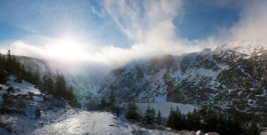 Bergen winterlandschap, maly staw in Reuzengebergte, Polen