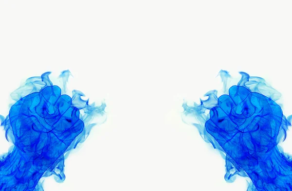 2 つの青い火白い背景の上の炎の拳 — ストック写真