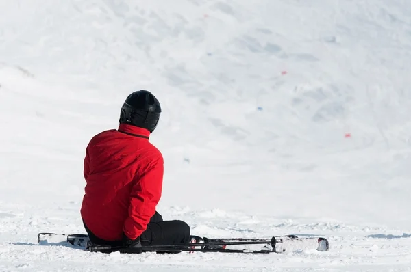 坐在滑雪坡上的滑雪者 — 图库照片