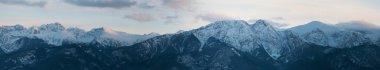 panoramik manzaralı tatra Mountain (kasprowy wierch ve giewont) ve gubalowka tepe üzerinden günbatımı