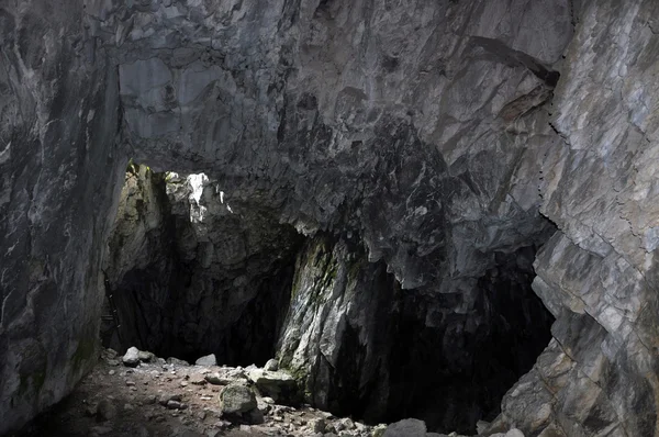 Cueva en la montaña, Zakopane, Dolina Koscieliska, Polonia — Foto de Stock