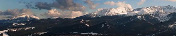 Panoramisch uitzicht tatra bergen en Ustro from gubalowka piek — Stockfoto