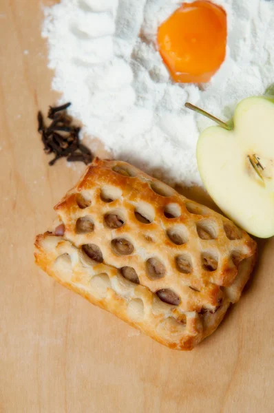 Torta de maçã assada fresca pequena — Fotografia de Stock